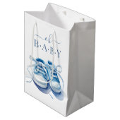 ベビースニーカー赤ちゃんシャワー招待状、男の赤ちゃん ミディアムペーパーバッグ (正面アングル)