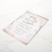 ベビースノーフレークピンク赤ちゃんシャワー外は寒い 箔招待状 (回転した状態)