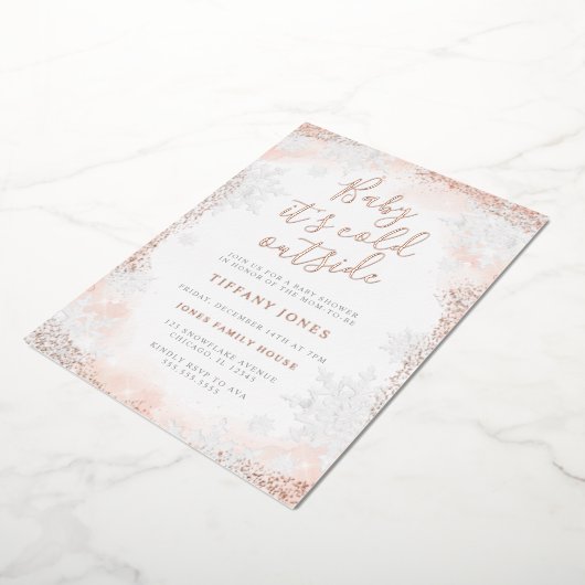 ベビースノーフレークピンク赤ちゃんシャワー外は寒い 箔招待状 (回転した状態)