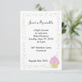 ベビースプリンクルシャワー招待状とピンクのカップケーキ 招待状 (スタンド正面)