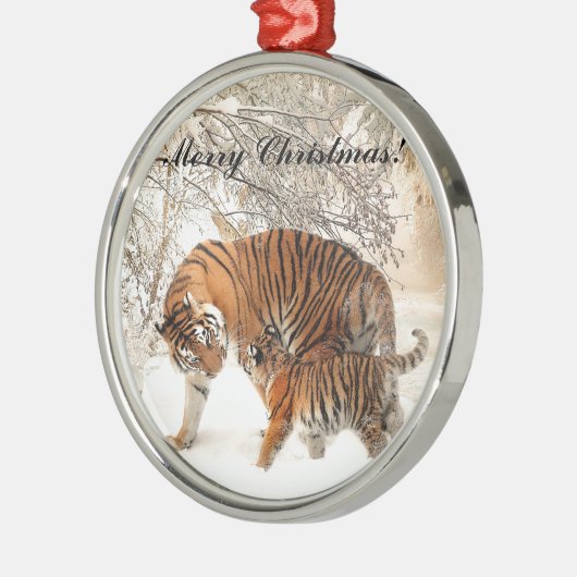 ベビータイガーとタイガーの母は雪の森の中 メタルオーナメント (左)