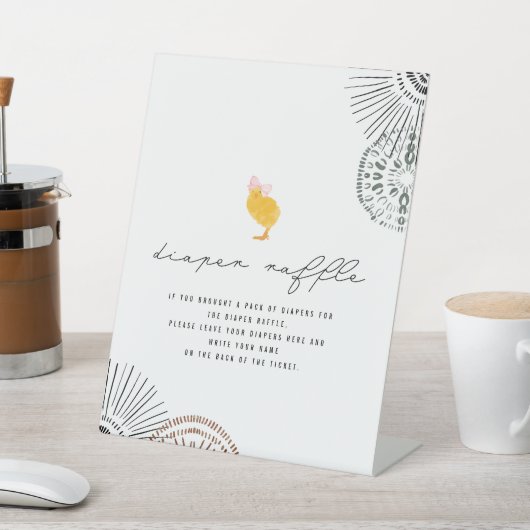 ベビーチックピンクの弓ベビーシャワーオムツラッフル 台座サイン (インサイチュ)