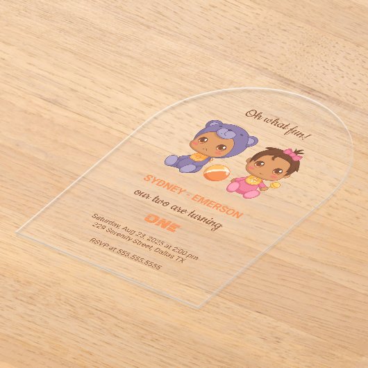 ベビーツインズファースト誕生日ガールベアージャンプスーツ2 アクリル招待状 (レイダウン)