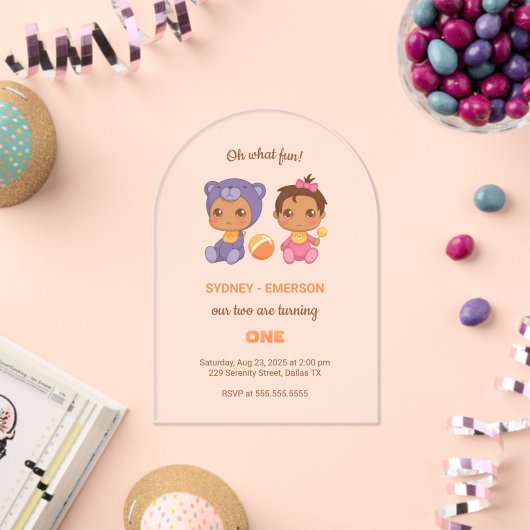 ベビーツインズファースト誕生日ガールベアージャンプスーツ2 アクリル招待状 (インサイチュ (お祝い))