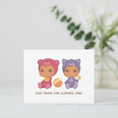 ベビーツインズファースト誕生日キャットベア招待状 ポストカード (スタンド正面)