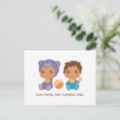 ベビーツインズファースト誕生日ボーイベア招待状 ポストカード (スタンド正面)