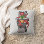 ベビーティラノサウルスのレックスが高い椅子に座っている。 クッション (ブランケット)