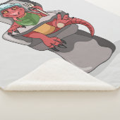 ベビーティラノサウルスのレックスが高い椅子に座っている。 シェルパブランケット (3/4)