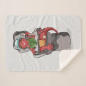 ベビーティラノサウルスのレックスが高い椅子に座っている。 シェルパブランケット (正面(横))