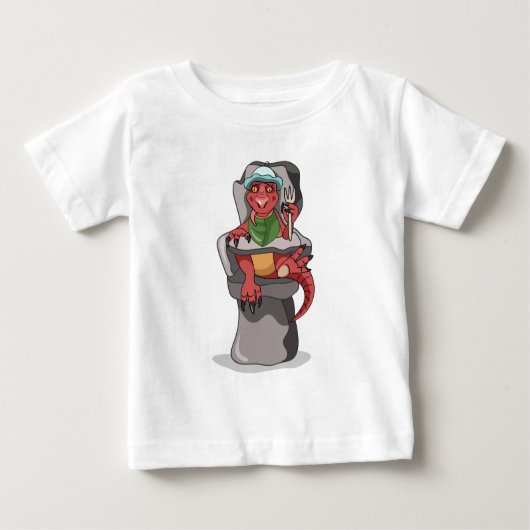 ベビーティラノサウルスのレックスが高い椅子に座っている。 ベビーTシャツ (正面)
