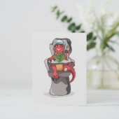 ベビーティラノサウルスのレックスが高い椅子に座っている。 ポストカード (スタンド正面)