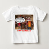 ベビーティー。ハッピーアニバーサリー。オランウタンビール ベビーTシャツ (正面)