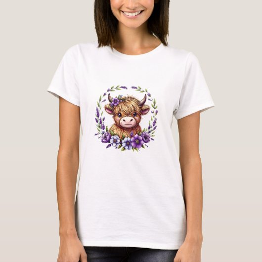 ベビーハイランド牛と紫色の花スコットランド遠く Tシャツ (正面)