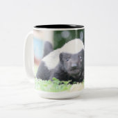 ベビーハチミアナグマのグリーングラス写真 ツートーンマグカップ (正面左)