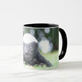 ベビーハチミアナグマのグリーングラス写真 マグカップ (正面右)