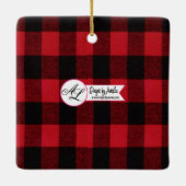 ベビーパーソナライズされたクリスマスオーナメントレッドバッファロープレイド セラミックオーナメント (裏面)