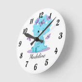 ベビーパーソナライズされたトリケラトプス – 恐竜ラウンドクロー ラウンド壁時計 (傾斜)