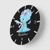 ベビーパーソナライズされたトリケラトプス-恐竜 ラウンド壁時計 (傾斜)