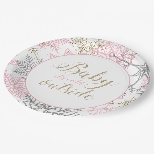ベビーピンクと金ゴールドのスノーフレークの外が寒い ペーパープレート (アングル)