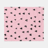 ベビーピンクと黒のドードルキュートなハートパターン フリースブランケット (正面(横))