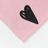 ベビーピンクと黒のドードルキュートなハートパターン フリースブランケット (角)