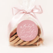 ベビーピンクのスノーフレークの赤ちゃんシャワー外は寒い ラウンドシール