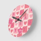 ベビーピンクのハート ラウンド壁時計 (傾斜)