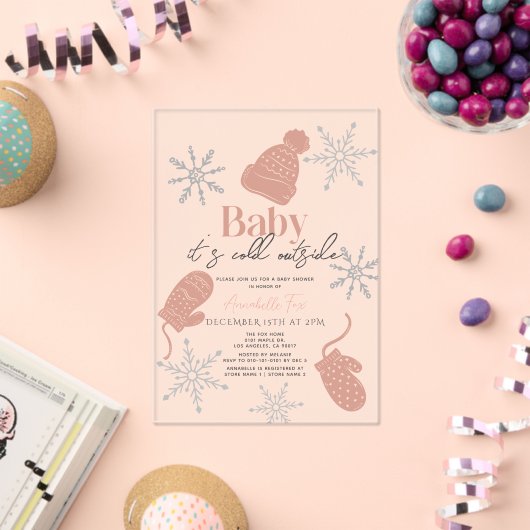 ベビーピンクのビーニーの赤ちゃんシャワー外は寒い アクリル招待状 (インサイチュ (お祝い))