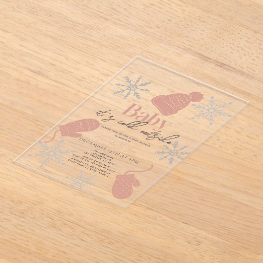 ベビーピンクのビーニーの赤ちゃんシャワー外は寒い アクリル招待状 (レイダウン)