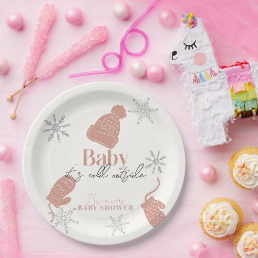 ベビーピンクのビーニーの赤ちゃんシャワー外は寒い ペーパープレート (パーティー)
