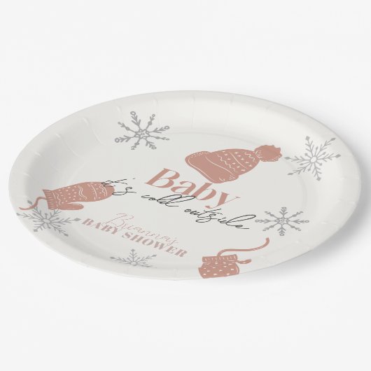 ベビーピンクのビーニーの赤ちゃんシャワー外は寒い ペーパープレート (アングル)