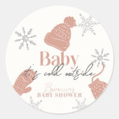 ベビーピンクのビーニーの赤ちゃんシャワー外は寒い ラウンドシール (正面)