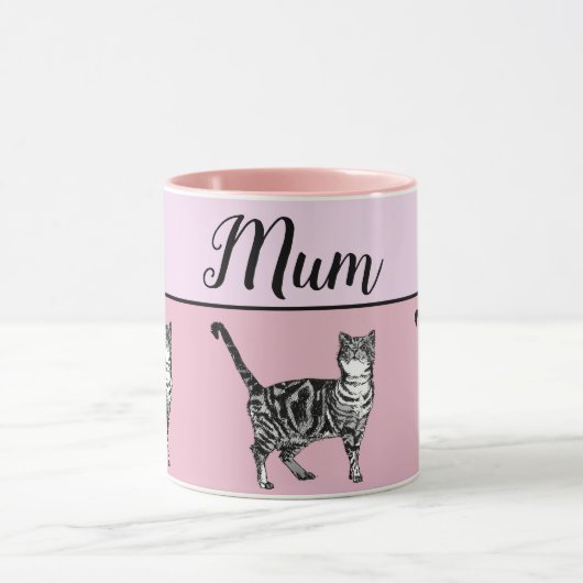 ベビーピンクの白いタビーキャッツお洒落アートムーム マグカップ (中央)