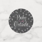 ベビーピンクの雪片の外は寒いベビーシャワー コンフェッティ (スモール正面)