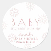 ベビーピンクの雪片の外は寒いベビーシャワー ラウンドシール (正面)