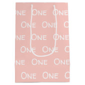 ベビーピンクガールズファースト誕生日中抱き枕 ミディアムペーパーバッグ (裏面)