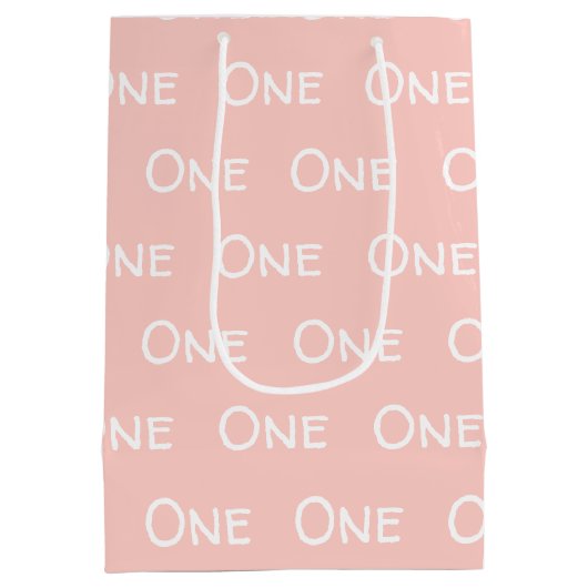 ベビーピンクガールズファースト誕生日中抱き枕 ミディアムペーパーバッグ (裏面)