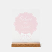 ベビーピンク&ホワイトボウベビーは甘いトリート アクリルサイン (正面)