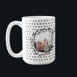 ベビーフォト誕生レコードBaby Girl Stats コーヒーマグカップ<br><div class="desc">ベビー写真パーソナライズされた誕生レコード赤ちゃん女の子のベビー統計ハートパターンとフローラリースの白黒</div>