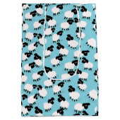 ベビーブルーのふわふわした羊 ミディアムペーパーバッグ (裏面)