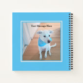 ベビーブルーのスカーフを巻いたかわいい白い子犬の写真 ノートブック (裏面)