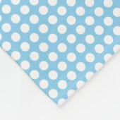 ベビーブルーの白い小さな水平水玉模様 フリースブランケット (角)