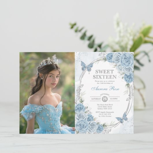 ベビーブルーシルバーバタフライスウィート16誕生日写真 招待状 (スタンド正面)