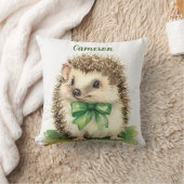 ベビーヘッジホグキュートボウニュートラルパーソナライズされた クッション (ブランケット)
