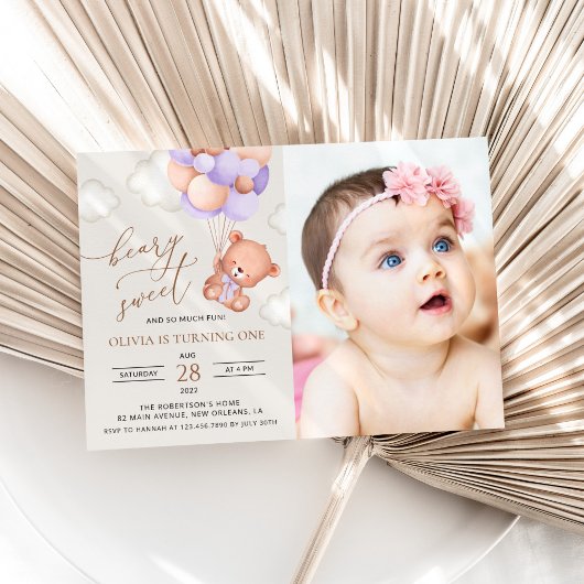ベビーベア、紫色のバルーン、最初の誕生日 招待状