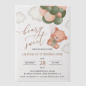 ベビーベア、緑のバルーン、最初の誕生日 ベラム紙招待状 (正面)