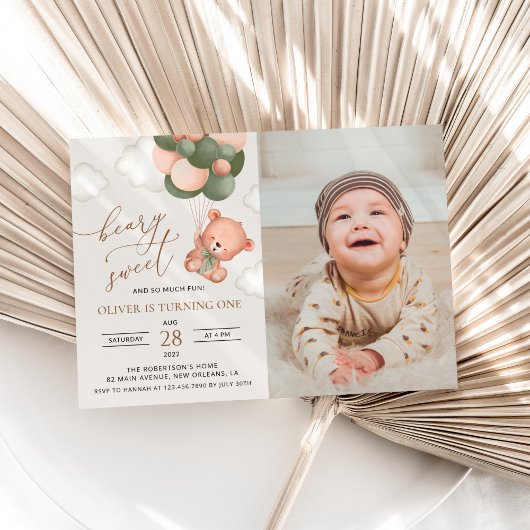 ベビーベア、緑のバルーン、最初の誕生日 招待状