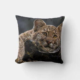 ベビーボブキャットが木に横たわる クッション