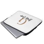 ベビーモノグラムユニセックスギフト名のパーソナライズミニマル ラップトップスリーブ (正面下部)