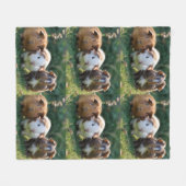 ベビーモルモットが3頭、 フリースブランケット (正面(横))